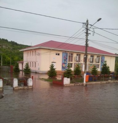 Apele au făcut prăpăd la Peştera: au fost inundate 30 de gospodării, primăria şi poşta